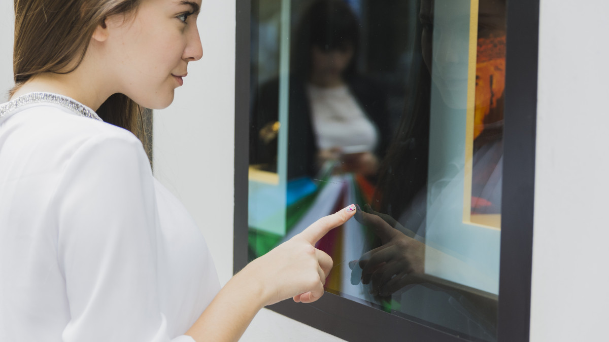 femme découvrant le concept d'affichage dynamique